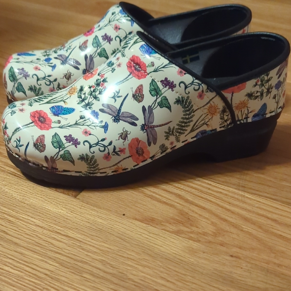 KLÄGN Floral Pattern Clogs with Black Soles